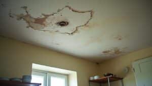 Éviter la moisissure au plafond dans une cuisine humide en location